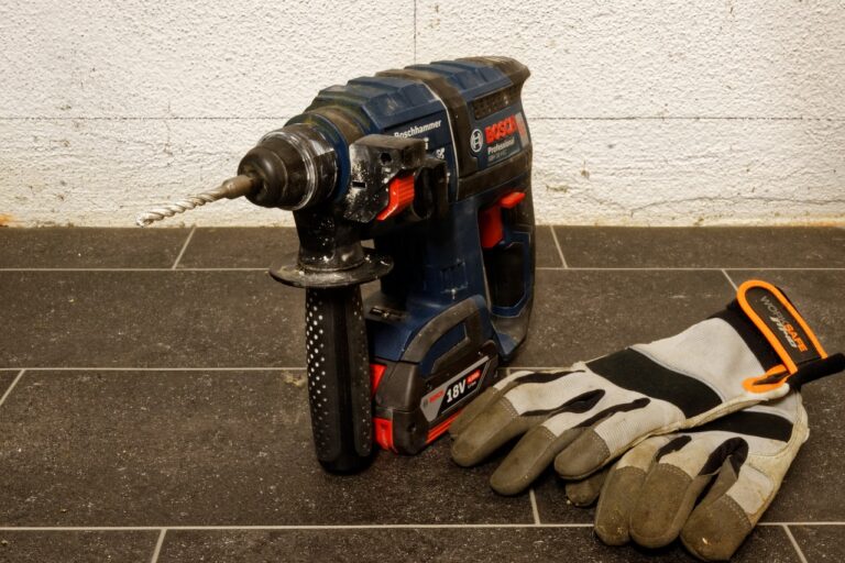 Perceuse avec gant pour percer carrelage