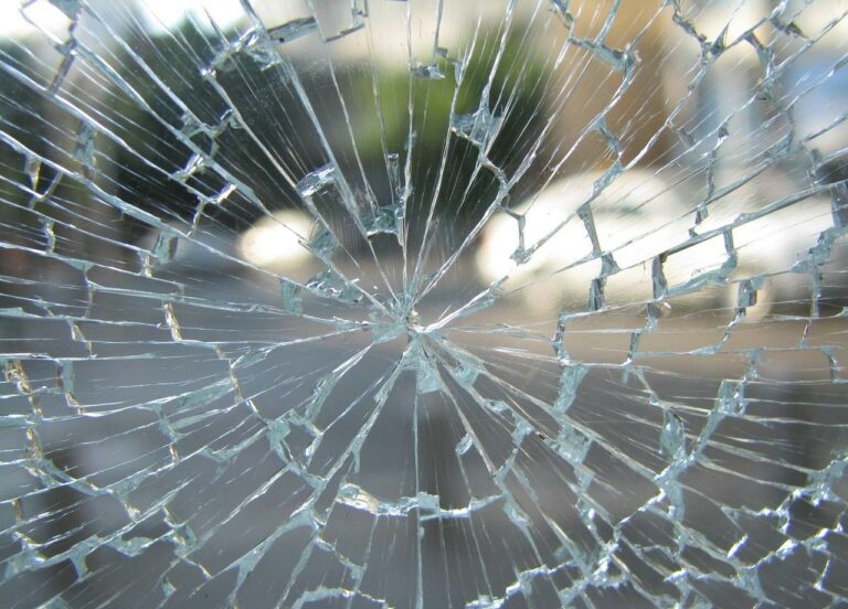 Comment couper du verre trempé : la vérité et les alternatives