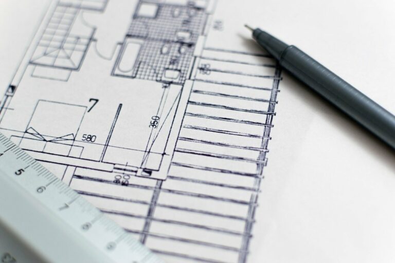 plan architecte avec crayon et règles