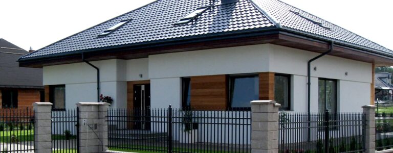 Maison à 4 pans : avantages, prix et aménagement des combles