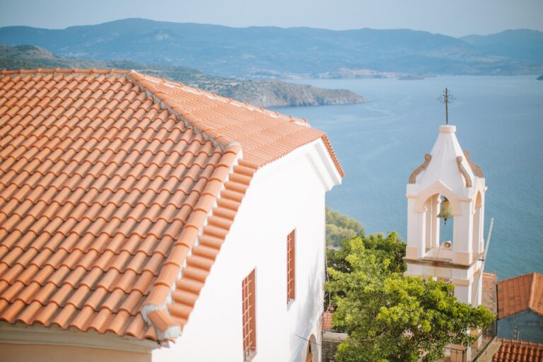 Tout savoir sur les tuiles de rive un élément clé pour la toiture et l'esthétique de votre maison