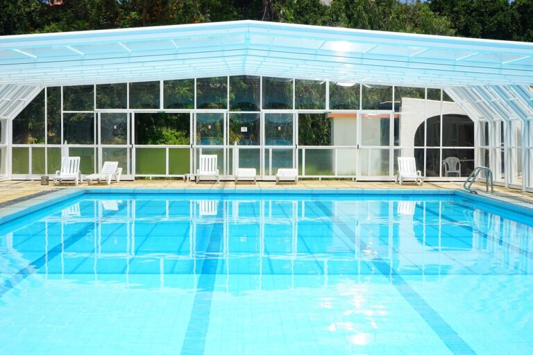 Piscine couverte caractéristiques, matériaux et réglementations
