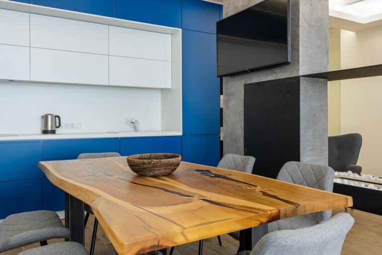 Bleu roi : comment l’adopter en déco sans faute de goût