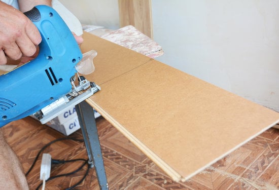 Guide complet pour couper du parquet stratifié avec un cutter