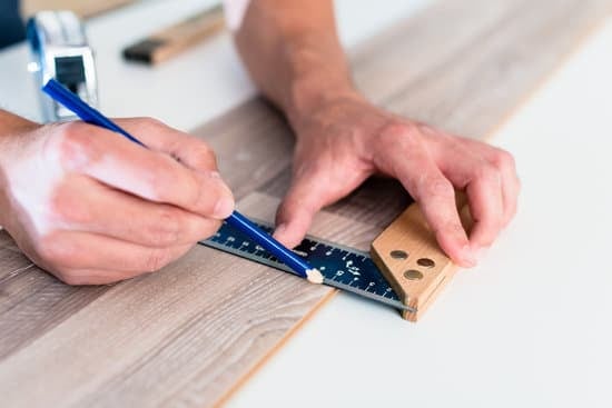 Processus étape par étape pour découper du parquet stratifié