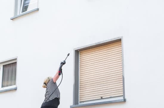 Les étapes clés d'un démoussage de façade réussi