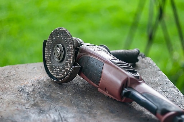 Choisir le bon équipement pour couper votre carrelage avec une disqueuse